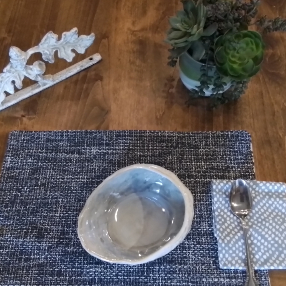 4 OYSTER SHAPED POTTER BARN SALAD BOWLS - Picture 2 of 10